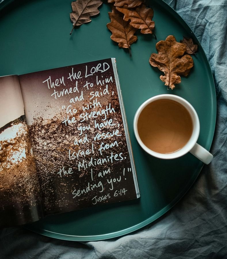 Biblia abierta y café